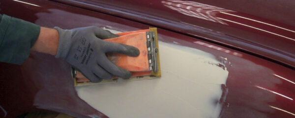 polyester sur carrosserie automobile